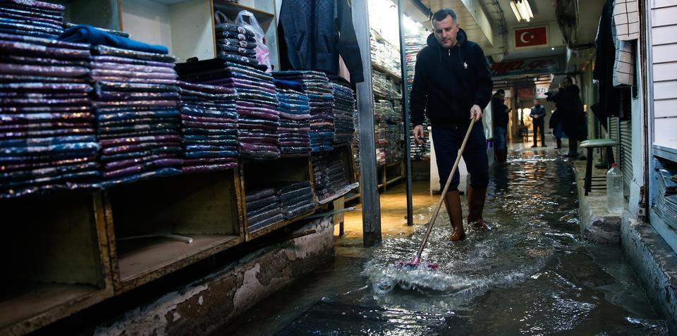 İzmir'de etkili olan kuvvetli sağanak nedeniyle tarihi Kemeraltı Çarşısı'nda bazı iş yerlerini su bastı. İş yeri sahipleri yağmur sularının tahliyesi için uğraştı. ( Mahmut Serdar Alakuş - Anadolu Ajansı )