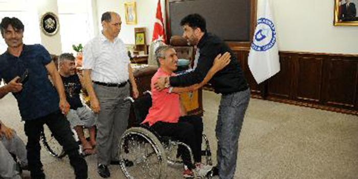 Aydın Genç Efeler Spor Kulübü Tekerlekli Sandalye Basketbol Takımı,  ADÜ Rektörü Prof. Dr. Osman Selçuk Aldemir’i makamında ziyaret etti.