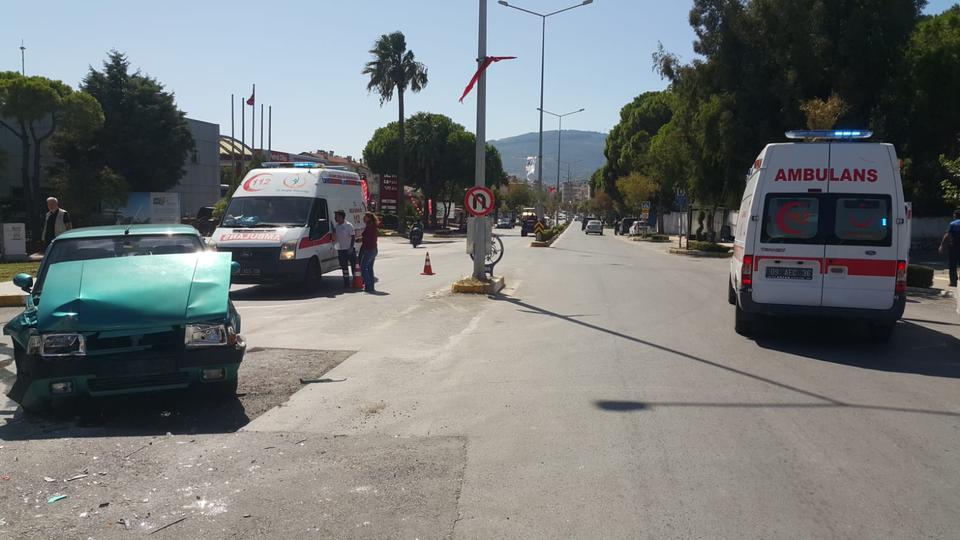 Aydın'ın Söke ilçesinde iki otomobilin çarpışması sonucu meydana gelen kazada 3 kişi yaralandı. ( Musa Ölmez - Anadolu Ajansı )