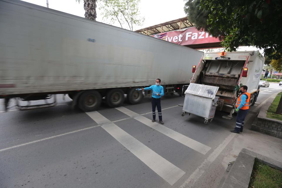 Efeler Belediyesi Temizlik İşleri Müdürlüğü ekipleri, ulaşımın aksamaması için trafik yoğunluğu bulunan caddelerdeki konteyner noktalarında düzenleme gerçekleştirdi.