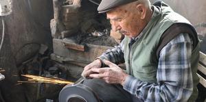 Denizli'nin Serinhisar ilçesi Yatağan Mahallesi'nde yaşayan Ali Ulukuş, 77 yıldır geleneksel yöntemlerle çeliği döverek bıçak üretimi yapıyor. ( Sebahatdin Zeyrek - Anadolu Ajansı )