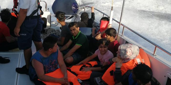 Muğla'nın Datça ilçesi açıklarında denizde mahsur kalan 22 düzensiz göçmen kurtarıldı. ( Sahil Güvenlik - Anadolu Ajansı )