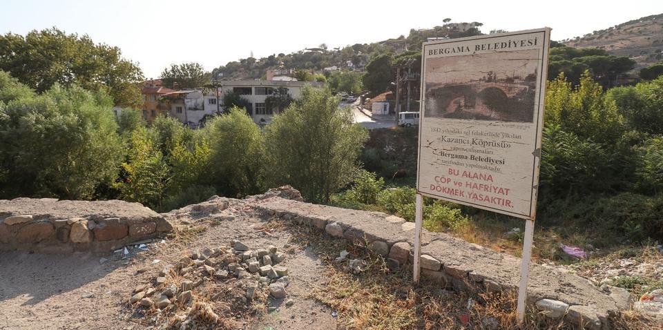 İzmir'in Bergama ilçesindeki Tarihi Kazancı Köprüsü'nün restore edileceği bildirildi.  ( Bergama Belediyesi - Anadolu Ajansı )