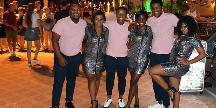 Muğla'nın Marmaris ilçesinde otel ve restoranlarda sahne alan Güney Afrikalı 6 konservatuvar öğrencisi, yerli ve yabancı turistlerin beğenisini kazanıyor.