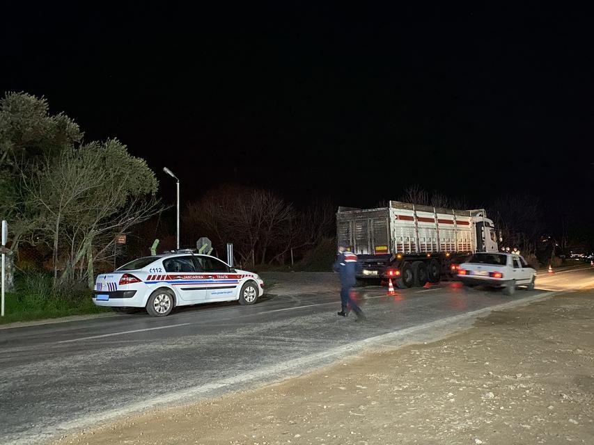 İzmir'in Tire ilçesinde kamyonun otomobile arkadan çarpması sonucu 1 kişi yaralandı. ( Dilek Ayvalı - Anadolu Ajansı )
