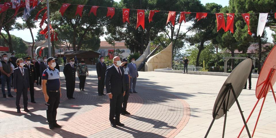 Cumhuriyetin Kuruluşunun 97. yıl dönümü kutlama programı kapsamında Kuyucak merkez Cumhuriyet Meydanı’ndaki Atatürk Anıtı’na çelenk sunma töreni yapıldı.