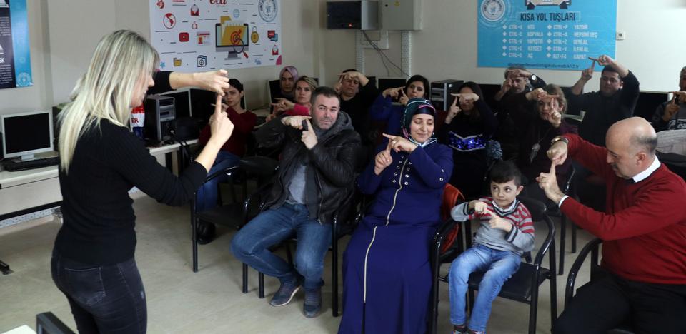 Aydın'da doğuştan cam kemik hastası olan, işitme ve konuşma güçlüğü çeken 10 yaşındaki Doğan Böğüş ile daha iyi iletişim kurmak için ailesi ve öğretmenleri işaret dili öğreniyor. ( Mehmet Çalık - Anadolu Ajansı )