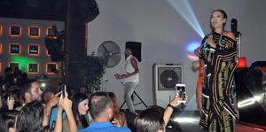 Şarkıcı Demet Akalın Didim'de konser verdi. Akalın, gece boyunca hareketli şarkılarla hayranlarını coşturdu.