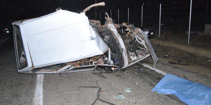 İzmir'in Ödemiş ilçesinde iki otomobilin çarpışması sonucu 2 kişi öldü, 1 kişi yaralandı.