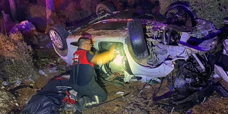 Muğla'nın Ula ilçesinde şarampole devrilen otomobilin sürücüsü hayatını kaybetti. ( Muğla İtfaiye - Anadolu Ajansı )