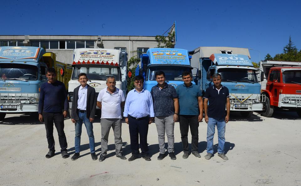 Uşak'ta 65 yıllık nakliye firması, Türkiye'nin dört bir yanından toplanan, yaşları 40 ile 45 arasında değişen klasik kamyonlarla yük taşımacılığı yapıyor.  ( Soner Kılınç - Anadolu Ajansı )