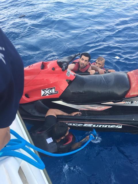 Muğla'nın Bodrum ilçesinde, jet ski ile yurt dışına çıkmaya çalışan 3 düzensiz göçmen yakalandı. ( Sahil Güvenlik Komutanlığı - Anadolu Ajansı )