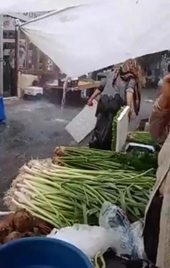 Karacasu’da sabah saatlerinde başlayan yağmur etkisini artırınca, semt pazarındaki esnaf ve vatandaşları zor anlar yaşadı.