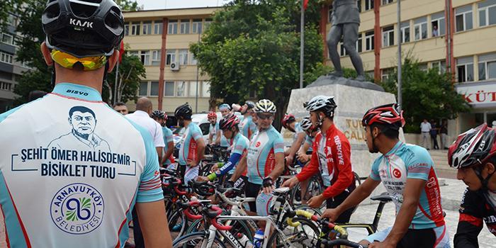 Arnavutköy Belediyesi ve Türkiye Bisiklet Federasyonu tarafından 15 Temmuz şehit ve gazilerini anmak amacıyla başlatılan "Ömer Halisdemir 3. Ulusal Bisiklet Turu'' kapsamında dün Kütahya'ya ulaşan bisikletçiler, Afyonkarahisar'a doğru yola çıktı.
