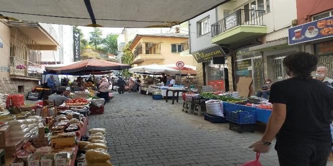 Aydın'ın Efeler ilçesinde korona virüs tedirginliği semt pazarlarını da sekteye uğratırken, vatandaşların pazara çıkmakta tereddüt yaşaması ürünleri tezgahta bıraktı.