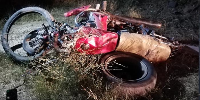 Denizli'nin Honaz ilçesinde, otomobilin çarptığı park halindeki motosikletin sürücüsü hayatını kaybetti. ( Denizli İtfaiyesi - Anadolu Ajansı )