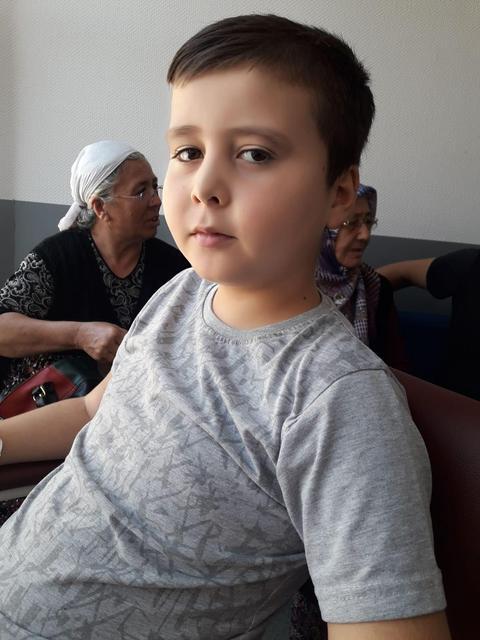 İzmir'deki Ege Üniversitesi Çocuk Hastanesi’nde lösemi tedavisi gören ve ilik nakli olması gereken 11 yaşındaki Sedat Tok’a Almanya’da yüzde yüz uyumlu donör bulundu. Ancak donörun bulaşıcı hastalık taşıması nedeniyle nakil işlemi iptal edildi.