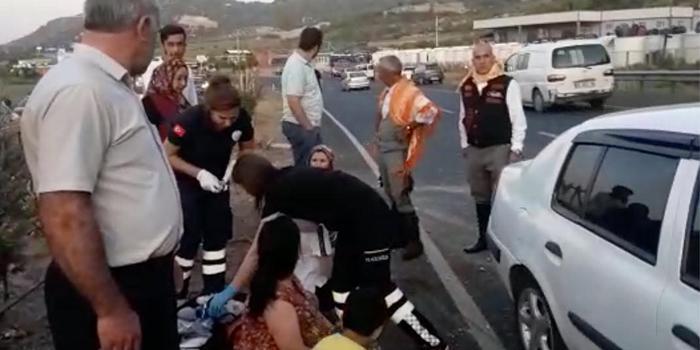 Manisa'nın Turgutlu ilçesinde, sürücüsünün kontrolünden çıkan otomobil, refüje çarpıp, karşı şeride geçtikten sonra durdu. Kazada, 6 kişi yaralandı.