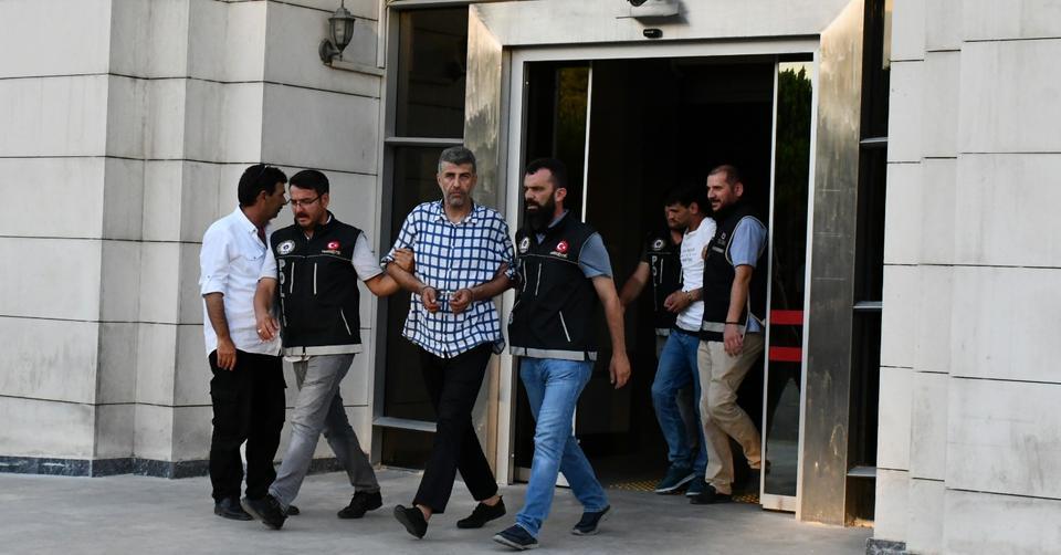 Manisa'nın Akhisar ilçesinde düzenlenen uyuşturucu operasyonunda gözaltına alınan 3. Sınıf Emniyet Müdürü Zafer Ç. (Önde) ile Tuncay Necip B. uyuşturucu madde ticareti yapmak suçundan tutuklandı.   ( Ahmet Bayram - Anadolu Ajansı )