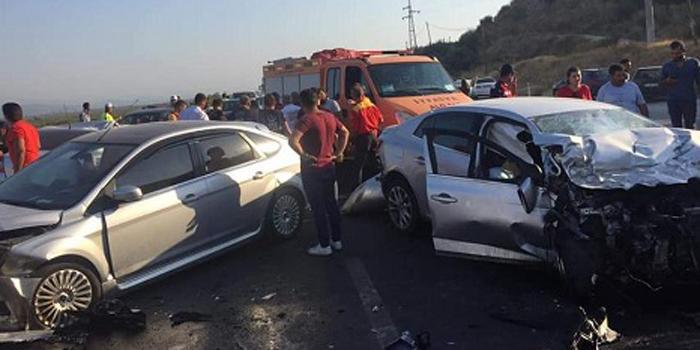 Aydın'ın Söke ilçesinde bir aracın karşı şeride geçip 2 arabaya çarpması sonucu meydana gelen kazada 1'i ağır 8 kişi yaralandı ( Yusuf Soykan Bal - Anadolu Ajansı )