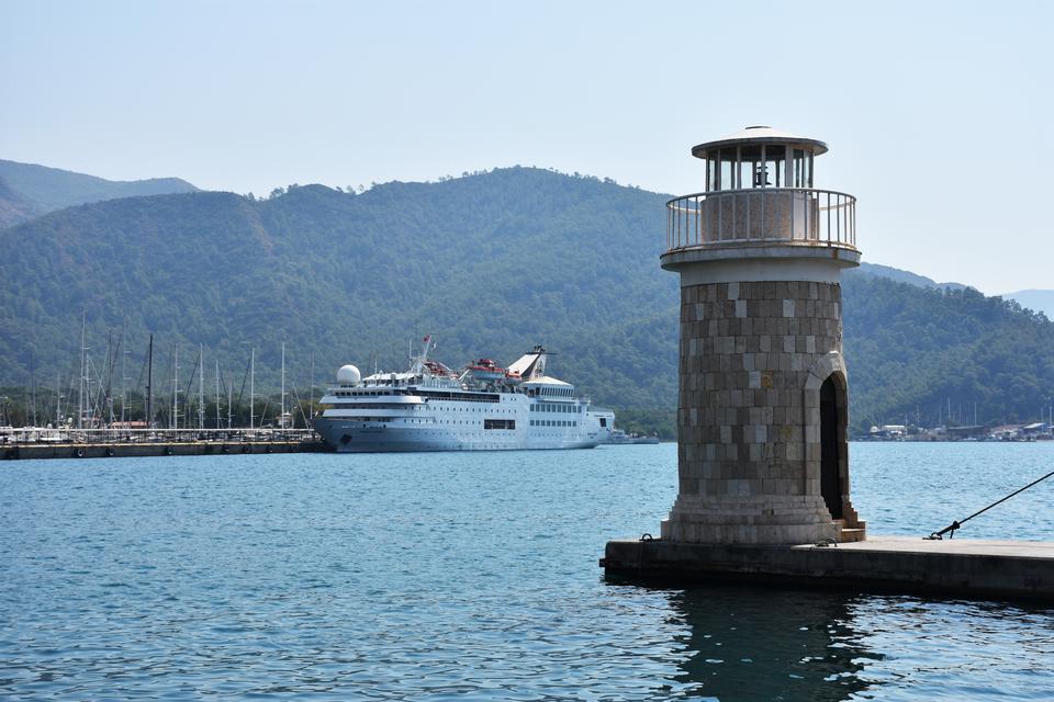 Orient Queen isimli kruvaziyer, Akdeniz turu kapsamında Muğla'nın Marmaris ilçesine geldi. Marmaris Cruise Port Limanı büyük iskelesine demirleyen gemide, çoğunluğu Lübnanlı 164 yolcu ile 141 mürettebat bulunuyor. ( Sabri Kesen - Anadolu Ajansı )