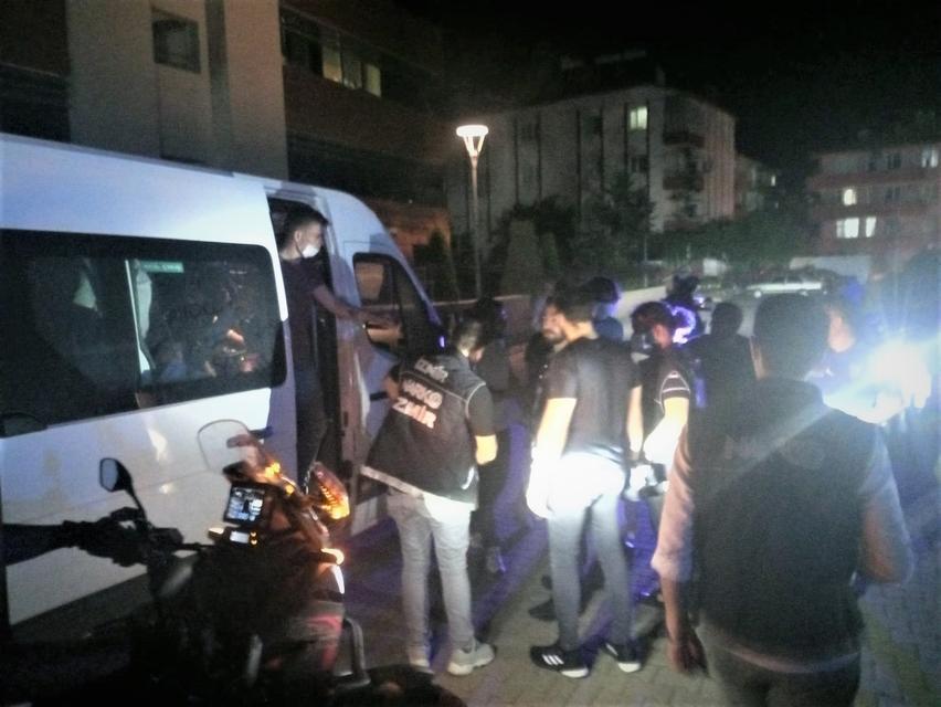 İzmir'in Ödemiş ilçesinde düzenlenen uyuşturucu operasyonunda gözaltına alınan 17 şüpheliden 9'u tutuklandı. ( Turgay Konuralp - Anadolu Ajansı )