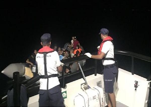 İzmir'in Çeşme ilçesi açıklarında, yasa dışı yollardan lastik botla yurt dışına kaçmaya çalışan 38 kaçak göçmen, Sahil Güvenlik ekiplerince yakalandı.