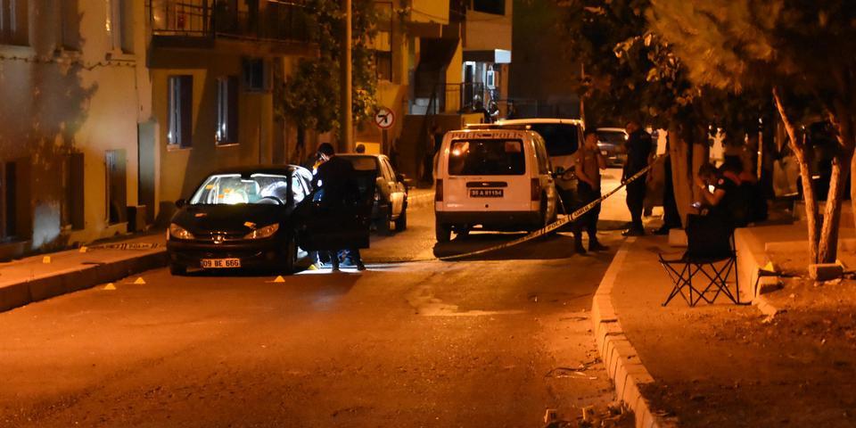 İzmir'in Konak ilçesinde, iki grup arasında çıkan silahlı kavgada 1 kişi ağır yaralandı, 3 kişi gözaltına alındı.