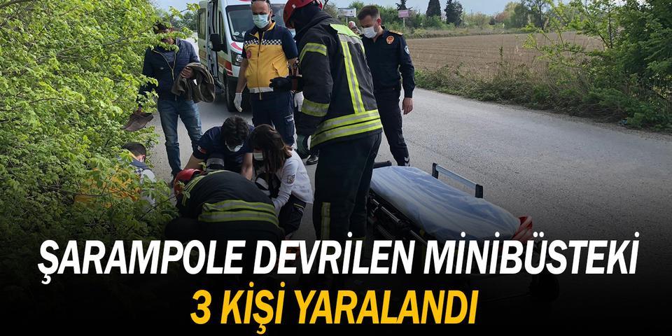 Manisa'nın Şehzadeler ilçesinde kontrolden çıkarak şarampole devrilen minibüsteki 3 kişi yaralandı.  ( Ahmet Bayram - Anadolu Ajansı )