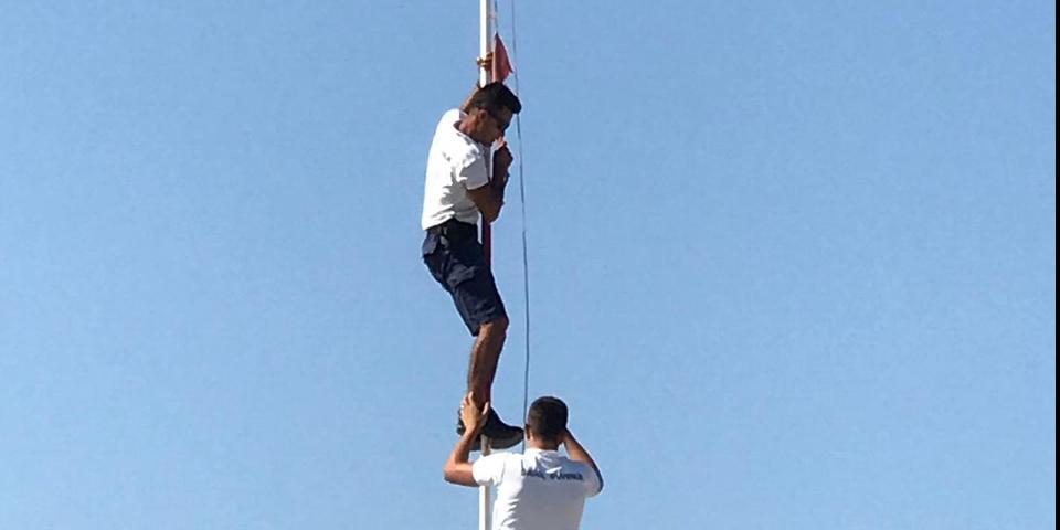 Muğla'nın Bodrum ilçesindeki Yassıkaya Adası'nda dalgalanan Türk bayrağının, ipinin koparak düşmesi ihbarı üzerine Sahil Güvenlik ekibi, bayrağı yeniden göndere çekti. ( Sahil Güvenlik - Anadolu Ajansı )