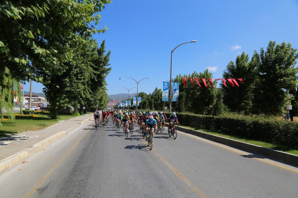 Muğla Gençlik ve Spor İl Müdürlüğünce, 15 Temmuz şehitleri anısına düzenlenen 15 Temmuz Şehitlerini Anma Ulusal Bisiklet Yol Yarışı'na, 81 il ve 4 ülkeden 212 sporcu katıldı.Tura katılan 212 genç, bisikletleriyle valilik önündeki Cumhuriyet Meydanı'nda toplandı. ( Durmuş Genç - Anadolu Ajansı )