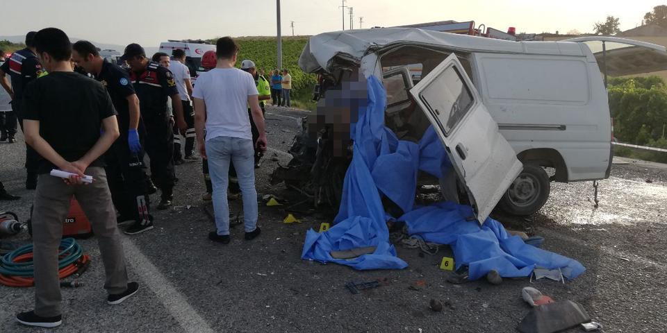 Manisa'nın Salihli ilçesinde otobüs, minibüs ve otomobilin karıştığı kazada ilk belirlemelere göre 6 kişi öldü, 8 kişi de yaralandı.  ( Nurullah Kalay - Anadolu Ajansı )