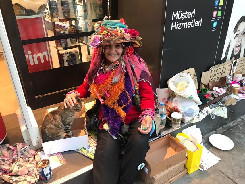 40 yıldır İzmir'de yaşayan Nur Türkay, Alsancak Kıbrıs Şehitleri Caddesi'nde sattığı peçete ve 1 TL karşılığında insanların dertlerini dinleyip topladığı gelirlerle hayvanlara mama alıyor.