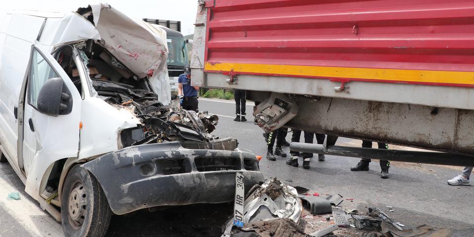 İzmir'de 4 aracın karıştığı zincirleme trafik kazasında bir kişi hayatını kaybetti. ( Ali Korkmaz - Anadolu Ajansı )