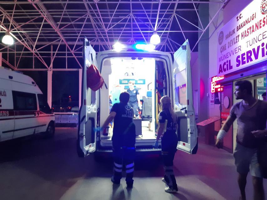 Aydın'ın Karpuzlu ilçesinde, iki grup arasında çıkan kavgada 3'ü ağır 4 kişi yaralandı. Yaralılar, sağlık ekipleri tarafından hastaneye kaldırıldı.  ( Murat Şenbaklavacı - Anadolu Ajansı )