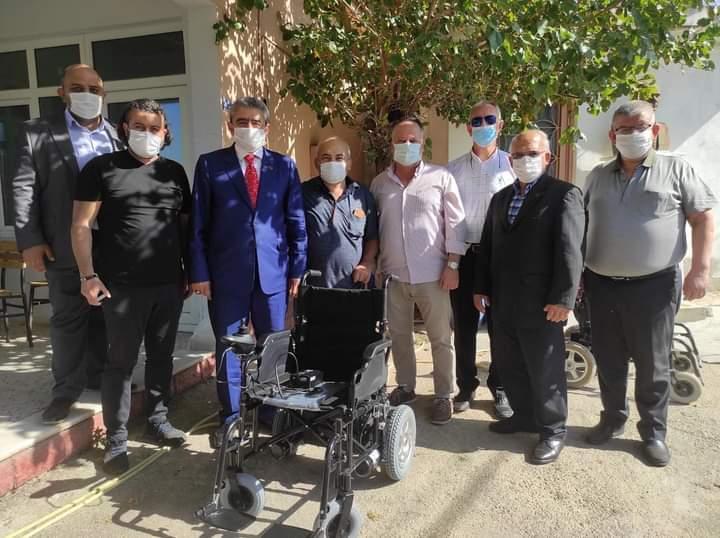 Milliyetçi Hareket Partisi (MHP) Aydın İl Başkanı Haluk Alıcık ve yönetimi, diyabet hastalığı nedeniyle iki ayağını da kaybeden 57 yaşındaki Aydın Denktaş’a akülü araba hediye etti.