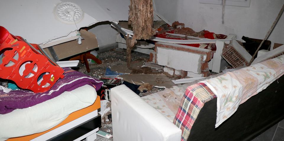 Muğla'nın Fethiye ilçesinde etkili olan fırtına nedeniyle bir evin çatısı yıkıldı, 2 ev ve bazı seralar zarar gördü. Fırtına nedeniyle çatısı yıkılan bir ev, kullanılamaz hale geldi. ( Ali Rıza Akkır - Anadolu Ajansı )