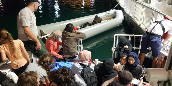 Aydın'ın Kuşadası ilçesinde yasa dışı yollardan yurt dışına çıkmak isteyen 45 düzensiz göçmen yakalandı.  ( Sahil Güvenlik Komutanlığı - Anadolu Ajansı )