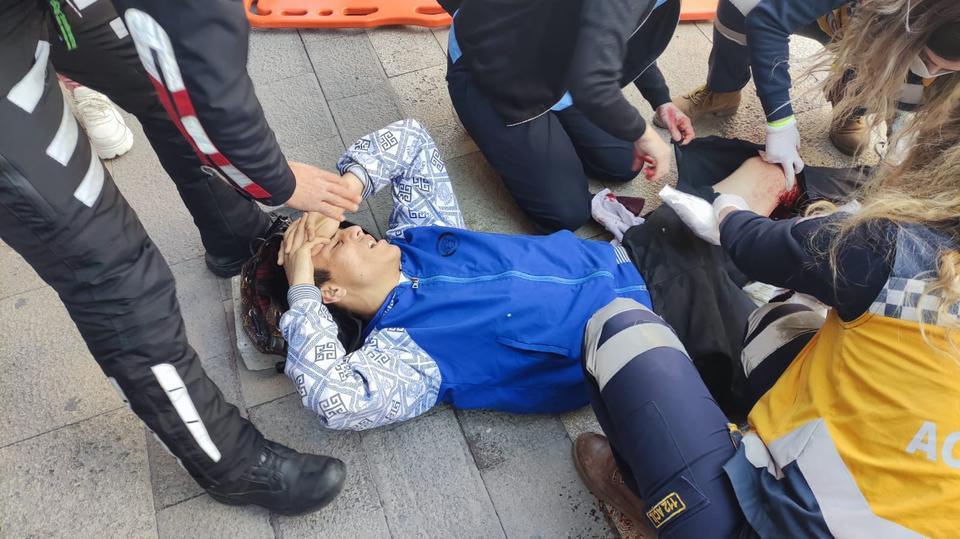 Denizli'nin Pamukkale ilçesinde sokakta yürürken bacağından bıçaklanan bir kişi, hastaneye kaldırıldı. ( Sebahatdin Zeyrek - Anadolu Ajansı )