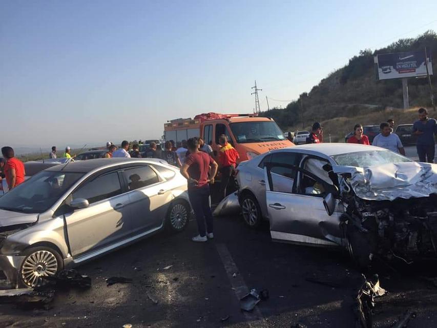 Aydın'ın Söke ilçesinde bir aracın karşı şeride geçip 2 arabaya çarpması sonucu meydana gelen kazada 1'i ağır 8 kişi yaralandı ( Yusuf Soykan Bal - Anadolu Ajansı )
