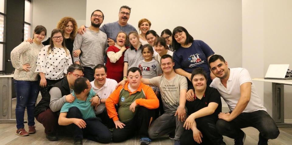 Disleksi, otizm ve down sendromlu 18 genç, 'Umut Otobüsü' isimli oyunu sahnelemeyi başardı. 18 özel öğrenci, 28- 29 Haziran'da İtalya'nın Floransa kentindeki Sanat Festivali’nde oyunu sergileyerek, Türkiye’yi temsil edecekler.