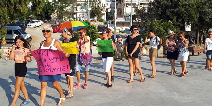 Muğla'nın Datça ilçesinde, Datça Kadın Platformu'nca düzenlenen yürüyüşte yaklaşık 100 kadın, hemcinslerinin öldürülmesine tepki gösterdi.