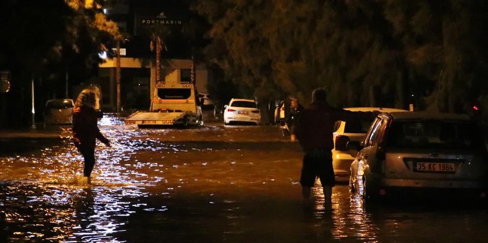 İzmir'in Karşıyaka ilçesinde yağmurun ardından denizin taşması sonucu çok sayıda araç su içerisinde kalırken, vatandaşlar araçlarını kurtarmak için çaba harcadı. ( Mustafa Güngör - Anadolu Ajansı )