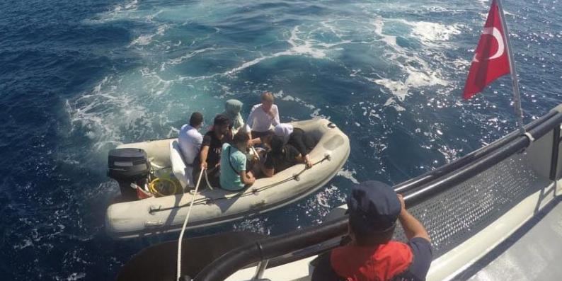 Bodrum açıklarında, lastik botla Yunan adalarına geçmeye çalıştıkları belirlenen yabancı uyruklu 8 kaçak göçmen yakalandı. Suriyeli organizatör hakkında ise yasal işlem başlatıldı.