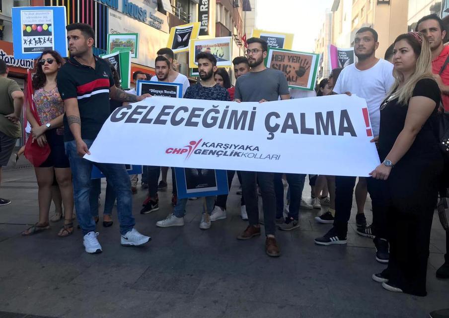 İzmir'de CHP Karşıyaka Gençlik Kolları üyeleri, çocuk istismarına tepki gösterdi. Karşıyaka Çarşı'da bir araya gelen yaklaşık 50 kişi, 'Geleceğimizi çalma' pankartları taşıdı.