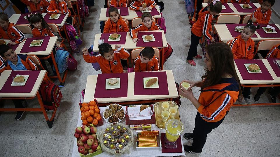 Sağlık Bakanı Fahrettin Koca, sağlıklı beslenme alışkanlığının çocukların yalnızca büyüme ve gelişiminde değil okul başarısı üzerinde de etkili olduğunu belirtti. ( Yeşim Sert Karaaslan - Anadolu Ajansı )