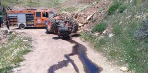 Aydın'ın Sultanhisar ilçesinde devrilen traktörün altında kalan sürücü hayatını kaybetti. ( Aydın İl Jandarma Komutanlığı - Anadolu Ajansı )