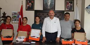 Kuyucak Belediyespor Kız Güreş Takımı, Kuyucak Belediye Başkanı Metin Ertürk'ü ziyaret etti.