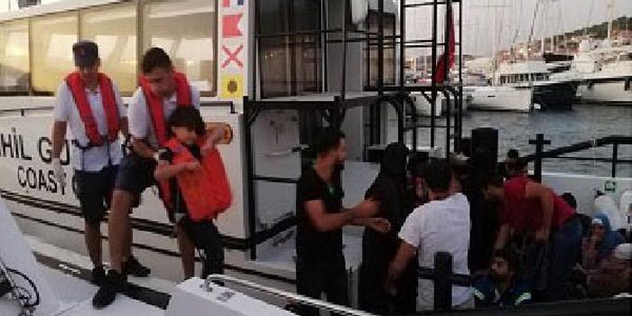 İzmir'in Çeşme ilçesi açıklarında, yasa dışı yollardan lastik botla yurt dışına kaçmaya çalışan 38 kaçak göçmen, Sahil Güvenlik ekiplerince yakalandı.