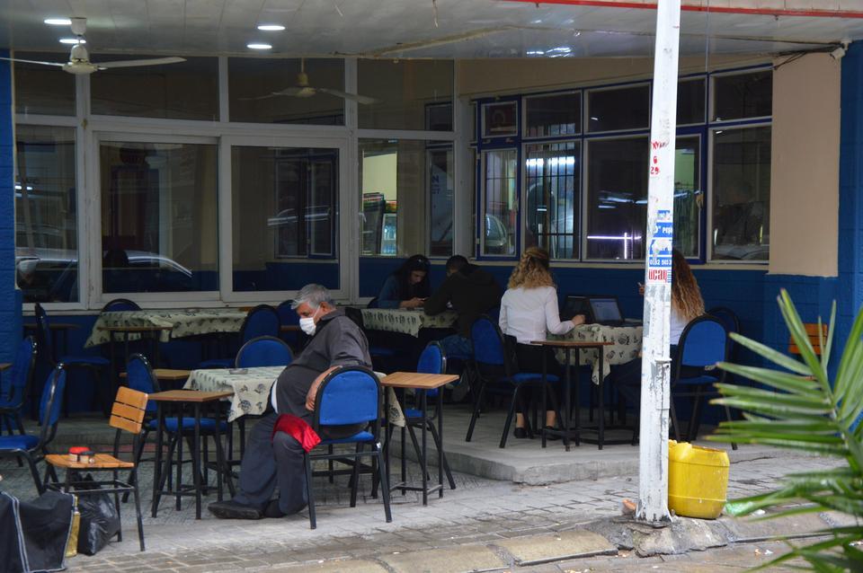 Tüm ülkede olduğu gibi Aydın’da da kahvehaneler 77 gün sonra hizmete başladı. Tekrar hizmete başlayan kahvehanelere, Aydın Esnaf Odaları Birliği (AYESOB) Başkanı ile yönetim kurulu üyeleri ve Aydın Kahvehaneciler Odası Başkanı Uğur Ambarlı hayırlı olsun ziyaretinde bulundu.